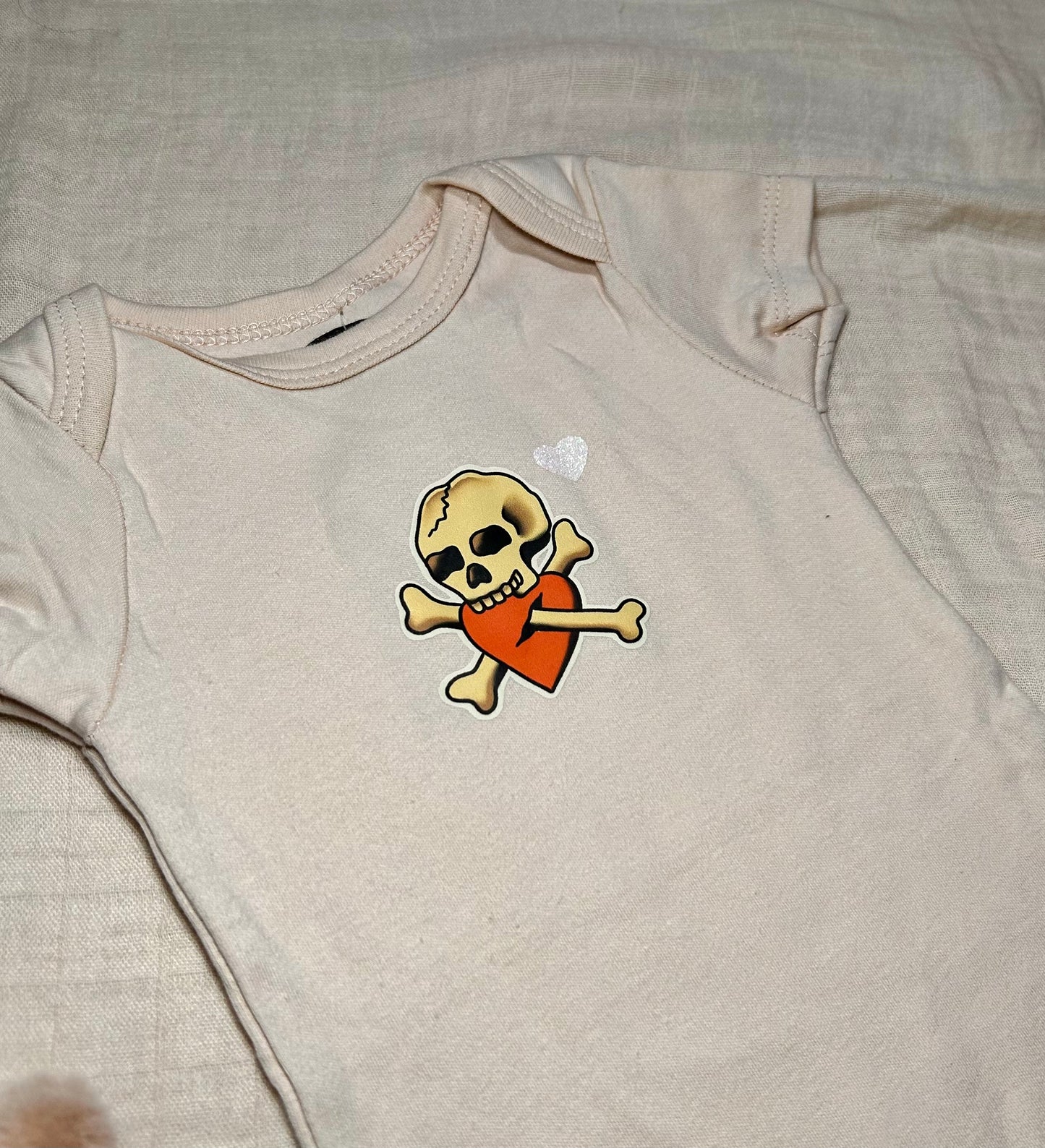 Short Sleeve Onesie - Skull and Bones with Heart - Beige