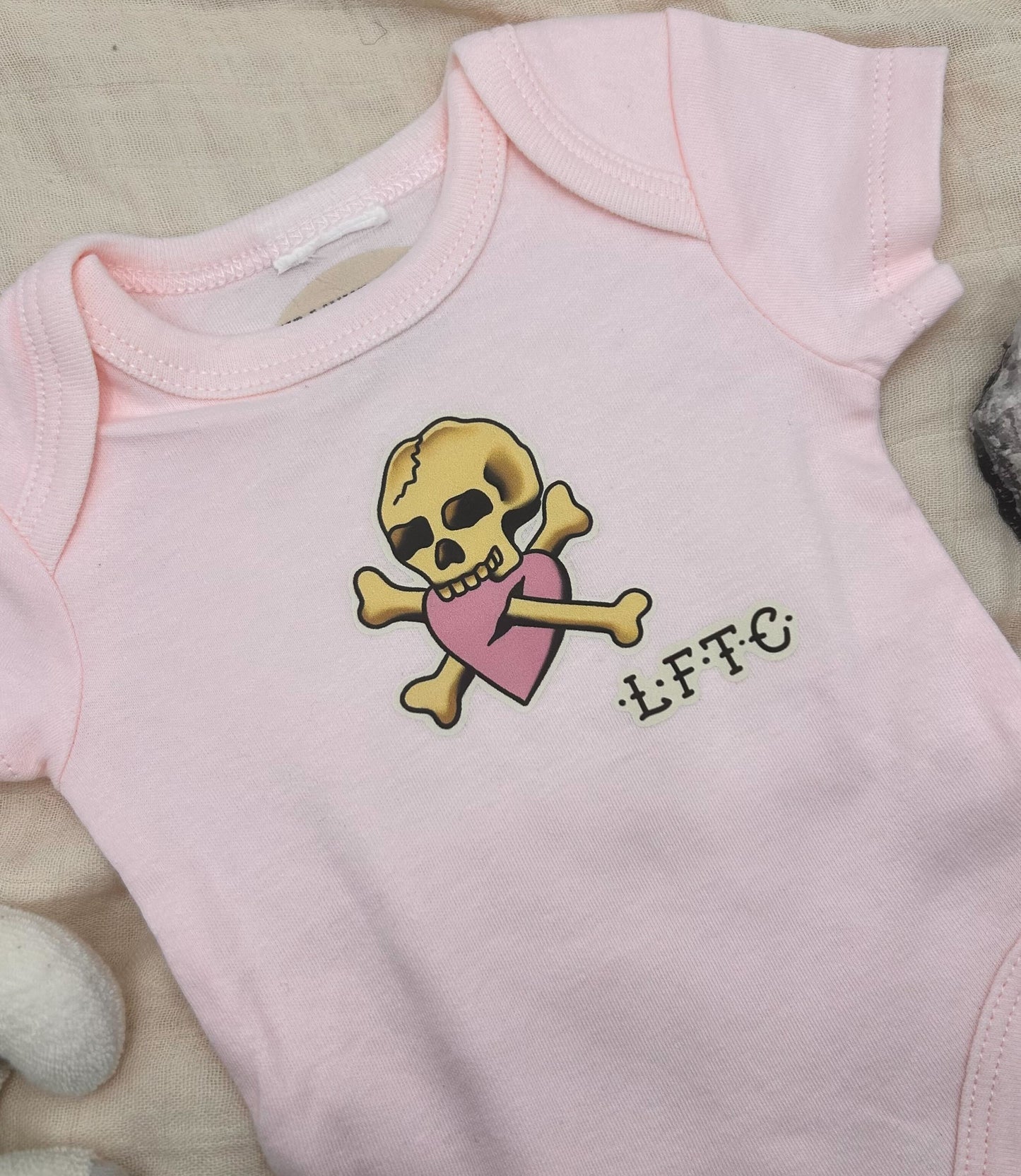 Short Sleeve Onesie - Skull and Bones - Pink